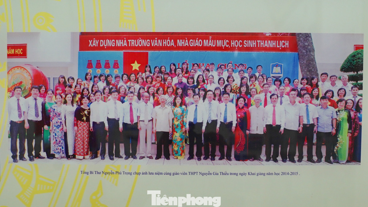 Tổng Bí thư Nguyễn Phú Trọng chụp ảnh lưu niệm cùng giáo viên THPT Nguyễn Gia Thiều trong ngày Khai giảng năm học năm 2014 - 2015.