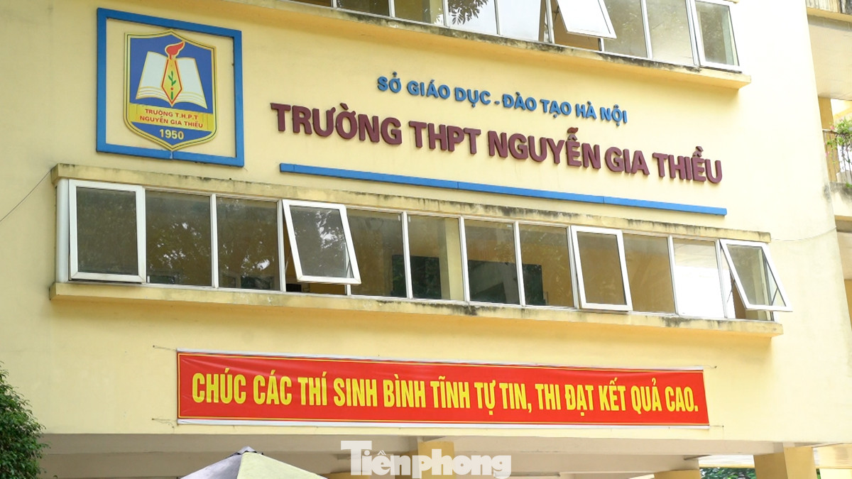 Trường THPT Nguyễn Gia Thiều được thành lập năm 1950 tại tỉnh Bắc Ninh. Đến năm 1951, trường chuyển về số 27, ngõ 298, phố Ngọc Lâm (quận Long Biên, TP Hà Nội). Tổng Bí thư Nguyễn Phú Trọng là cựu học sinh niên khóa 1957-1963 của nhà trường.