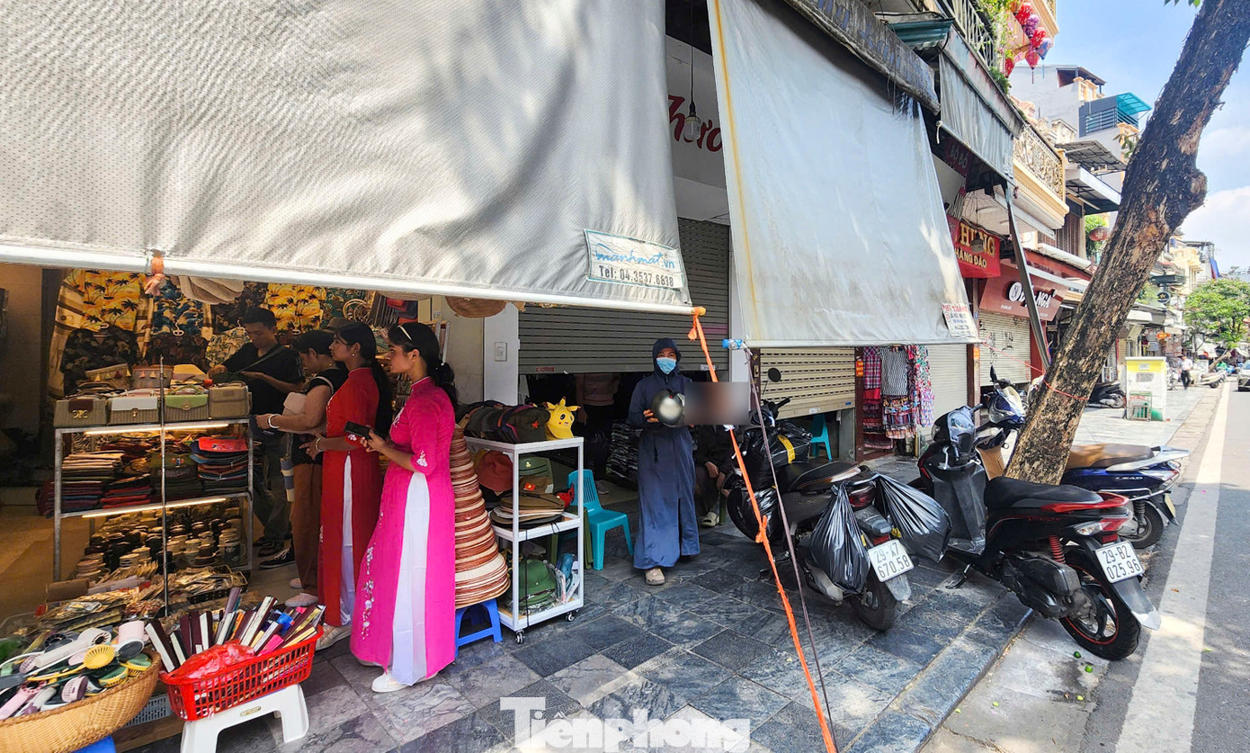 Hàng loạt cửa hàng chỉ mở hé 'nửa cửa'. Hàng loạt cửa hàng chỉ mở hé 'nửa cửa'.