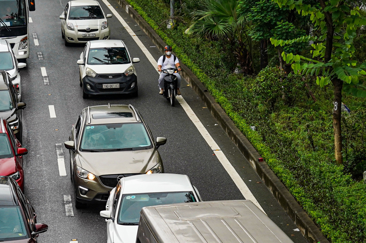 Nhiều người điều khiển xe máy vẫn đi vào làn dành cho ô tô do thiếu quan sát biển báo hoặc cố tình vi phạm.