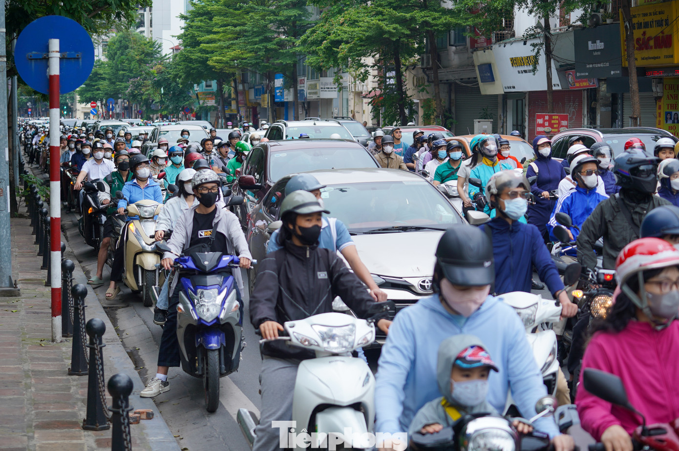 Giao thông đông đúc tại nút giao Nguyễn Thái Học - Chu Văn An - Tôn Đức Thắng.