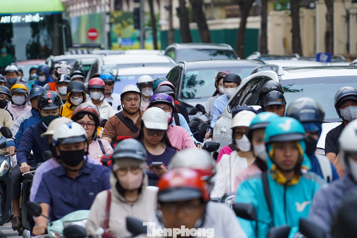 Là một trong những trục chính dẫn vào trung tâm Hà Nội, tuyến Đào Tấn - Kim Mã - Nguyễn Thái Học hàng ngày phải gánh hàng trăm nghìn lượt phương tiện. "Mặt đường nham nhở cùng với lượng xe cộ đông đúc nhưng tôi vẫn phải đi vì đây là tuyến đường nhanh nhất vào trung tâm rồi", người đàn ông tên Dũng chia sẻ.