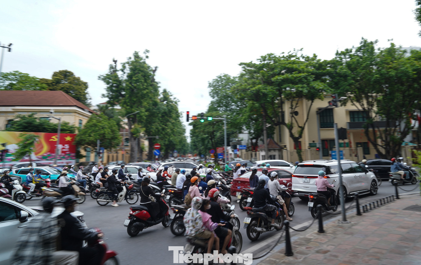 Giao thông đông đúc tại nút giao Nguyễn Thái Học - Chu Văn An - Tôn Đức Thắng.