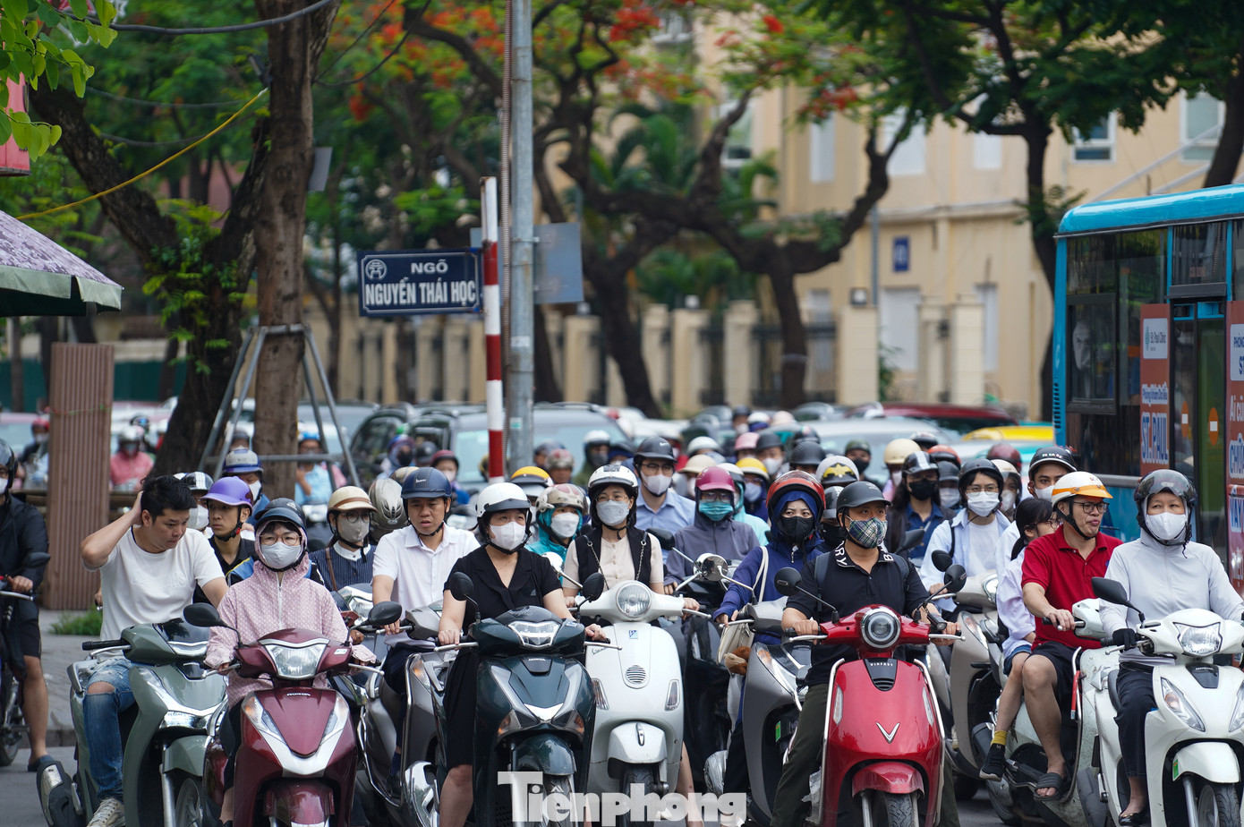 "Hàng ngày tôi đi từ Kim Mã lên Hồ Gươm mất khoảng 1 giờ đồng hồ, đường rất đông nên không thể di chuyển nhanh được", anh Minh Chí (quận Ba Đình) cho hay.