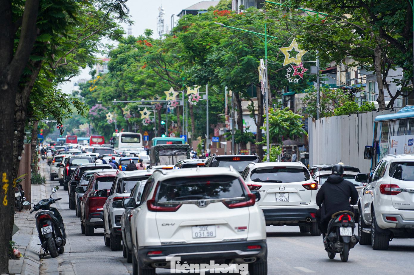 Ô tô, xe máy phủ kín mặt đường Nguyễn Thái Học, dù đây là đường một chiều không xảy ra xung đột giao thông nhưng mật độ phương tiện tham gia rất đông.