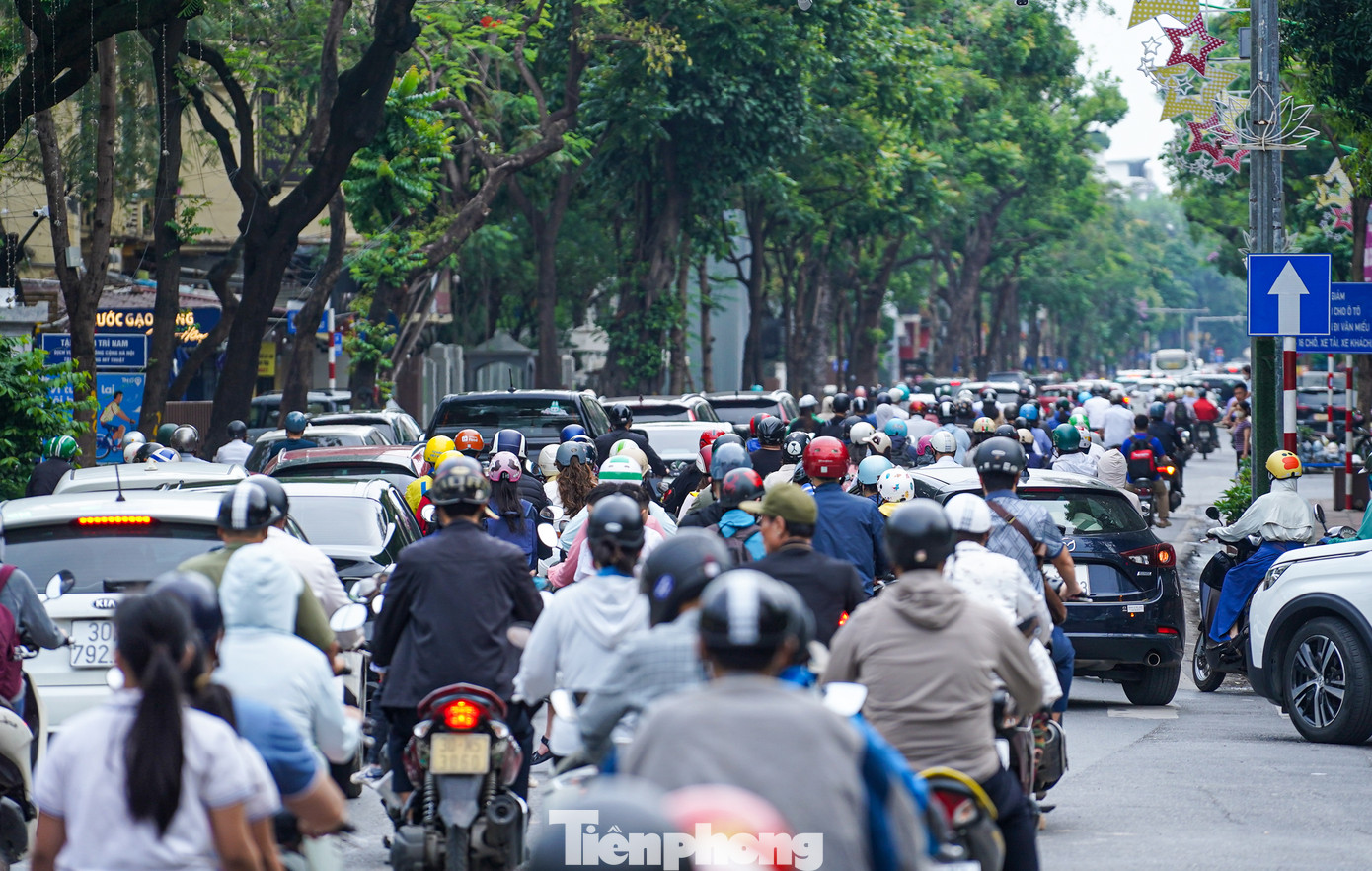 Hàng dài phương tiện di chuyển chậm theo hướng vào trung tâm phố.