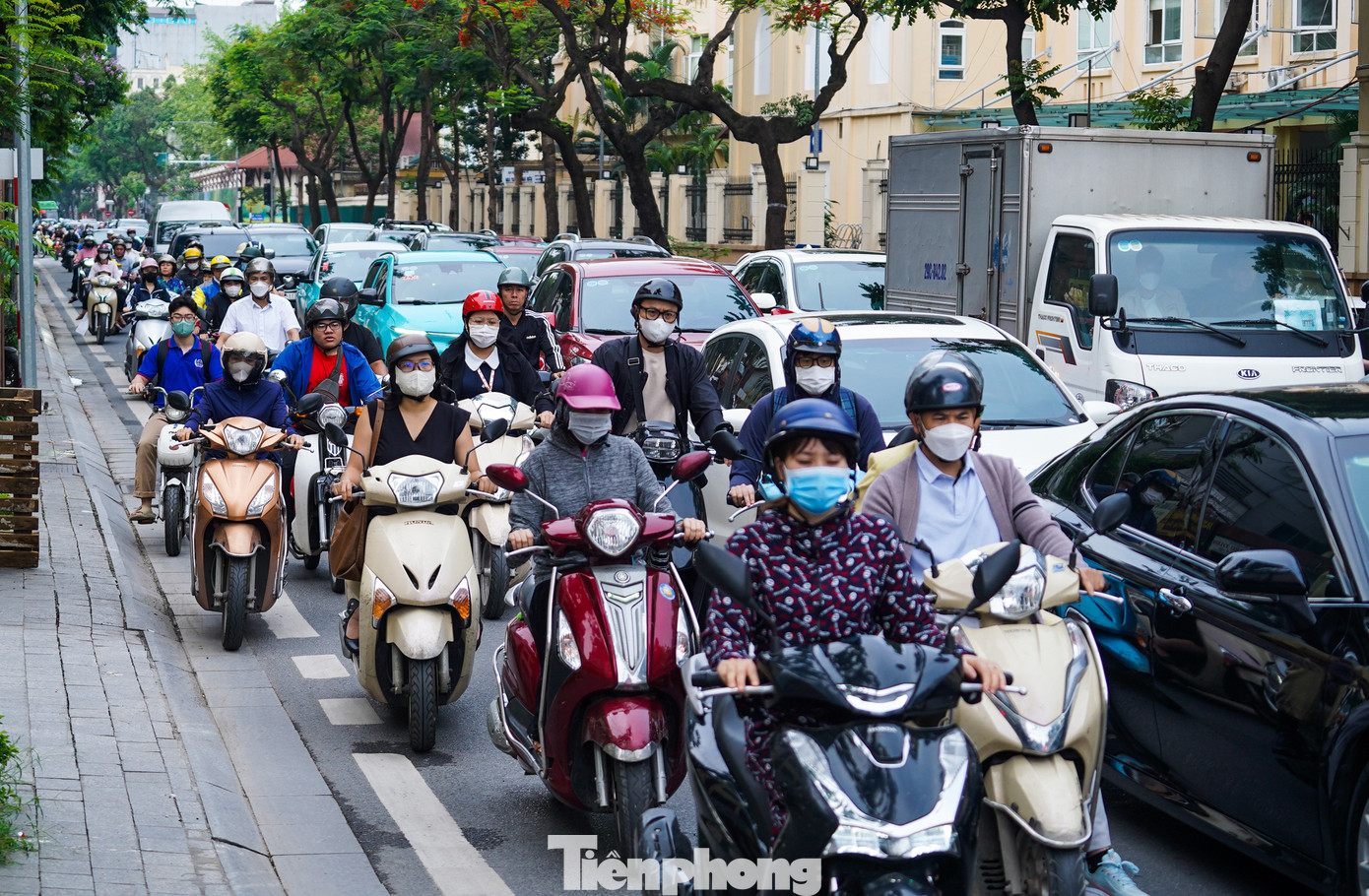 Ô tô, xe máy phủ kín mặt đường Nguyễn Thái Học, dù đây là đường một chiều không xảy ra xung đột giao thông nhưng mật độ phương tiện tham gia rất đông.