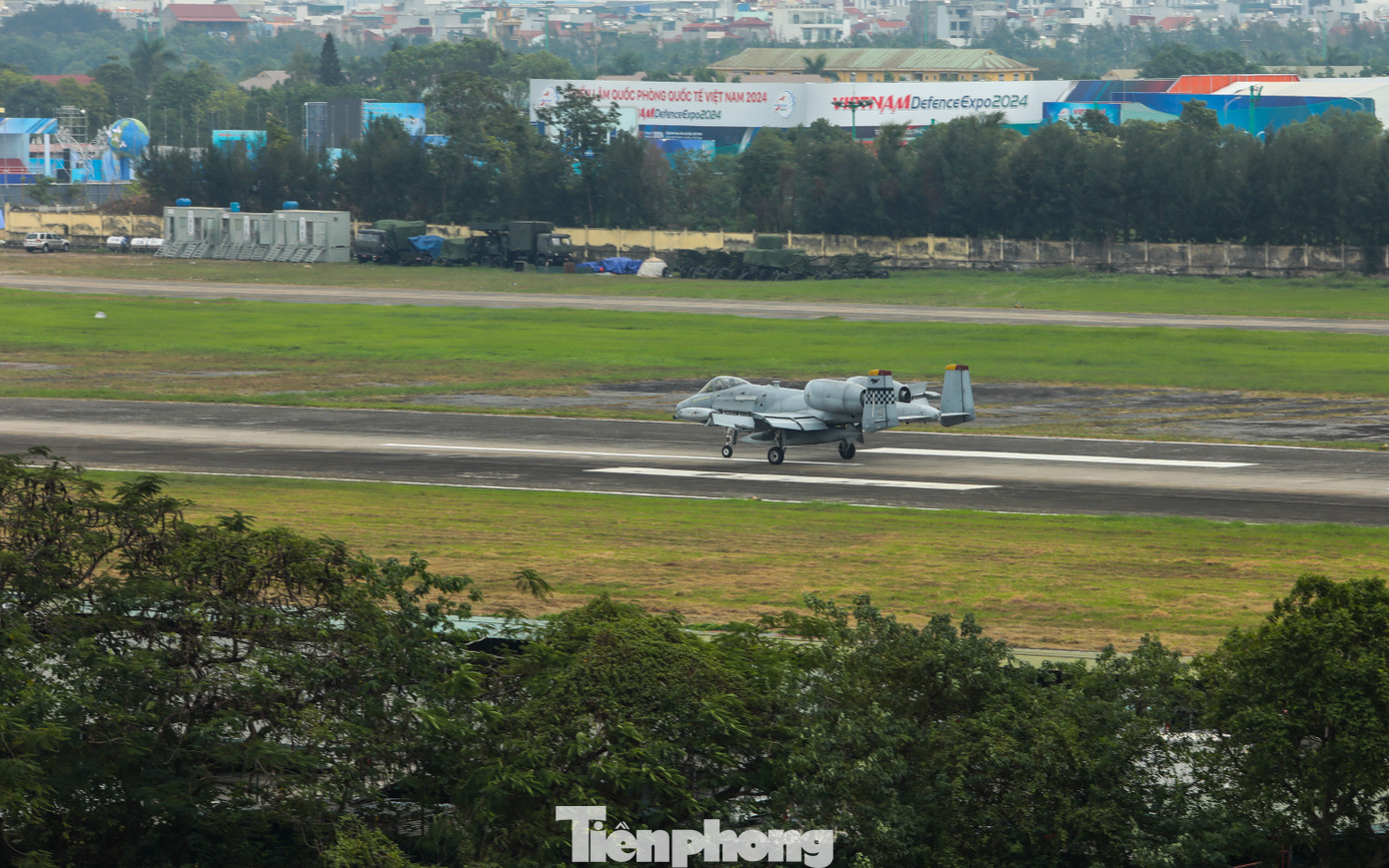 Cường kích A-10 Thunderbolt II hạ cánh xuống sân bay Gia Lâm.