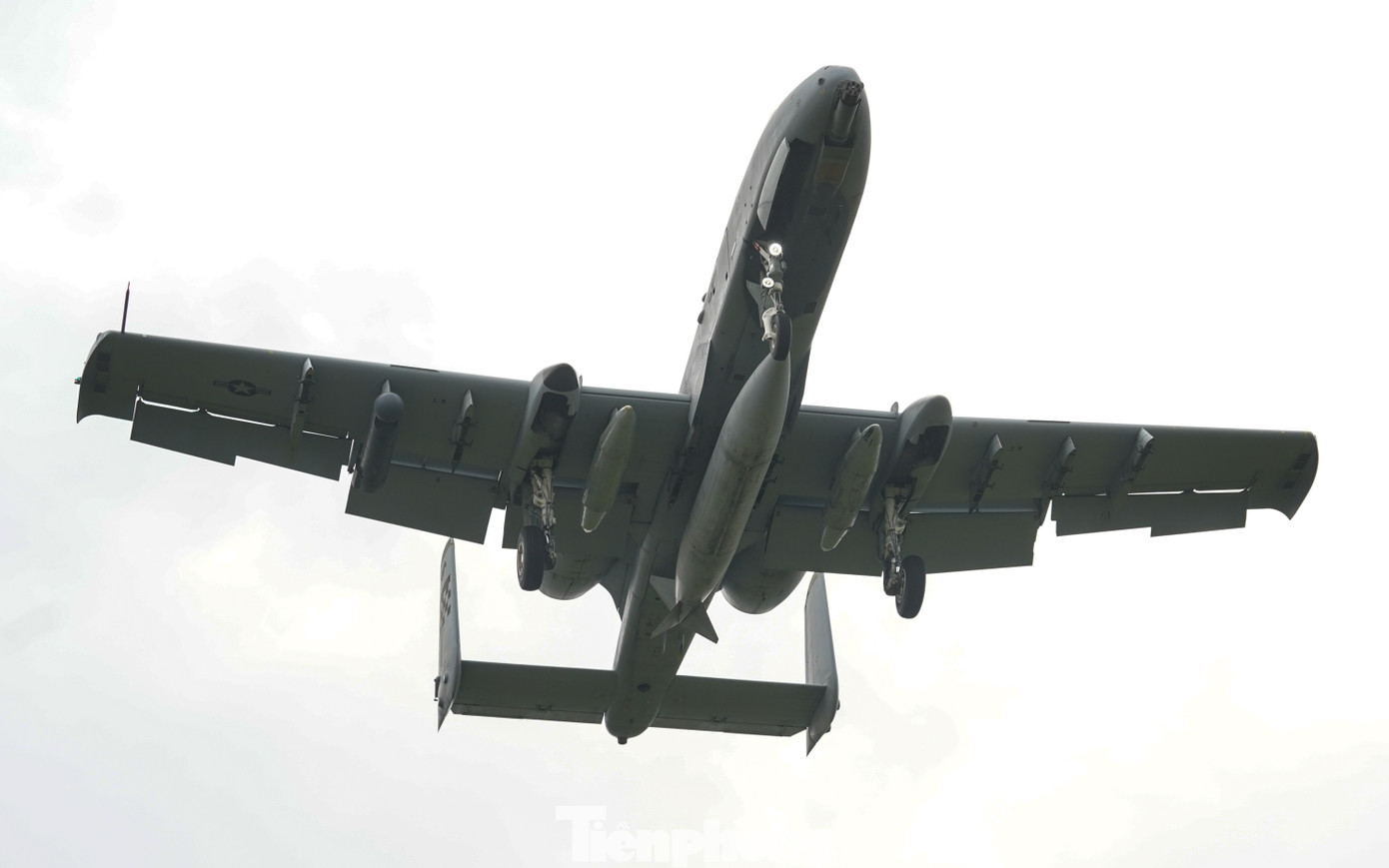 Cận cảnh máy bay cường kích A-10 Thunderbolt II trên bầu trời Hà Nội.