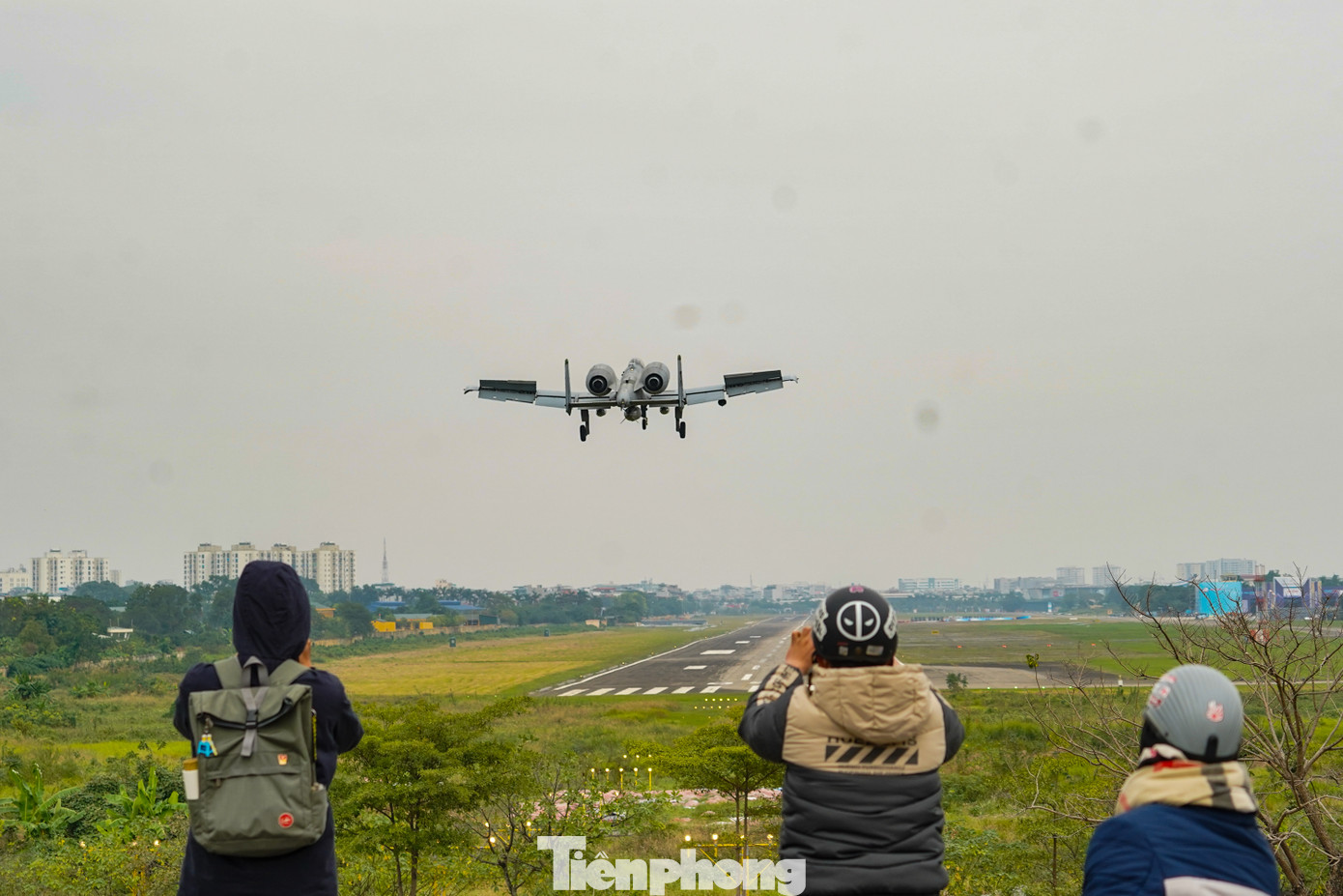 Rất đông người dân tập trung tại triền đê Long Biên (đoạn gần sân bay Long Biên) để xem những chiếc máy bay cường kích A-10 Thunderbolt II hạ cánh.