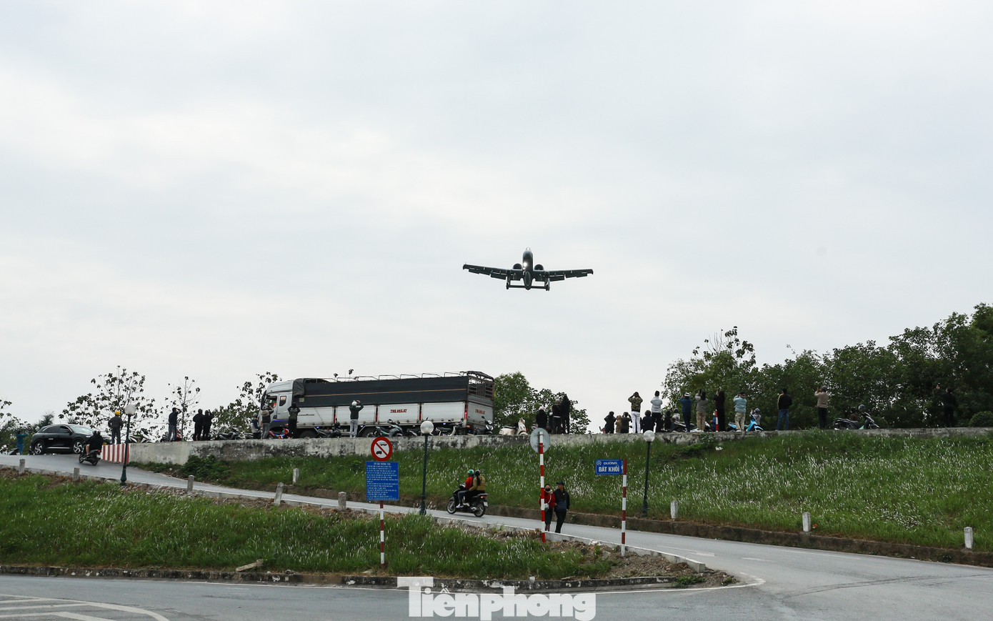 Sáng 15/12, tại khu vực sân bay Gia Lâm (Hà Nội), có rất đông người dân đứng trên đê Long Biên đối diện sân bay để xem cường kích A-10 Thunderbolt II hạ cánh.