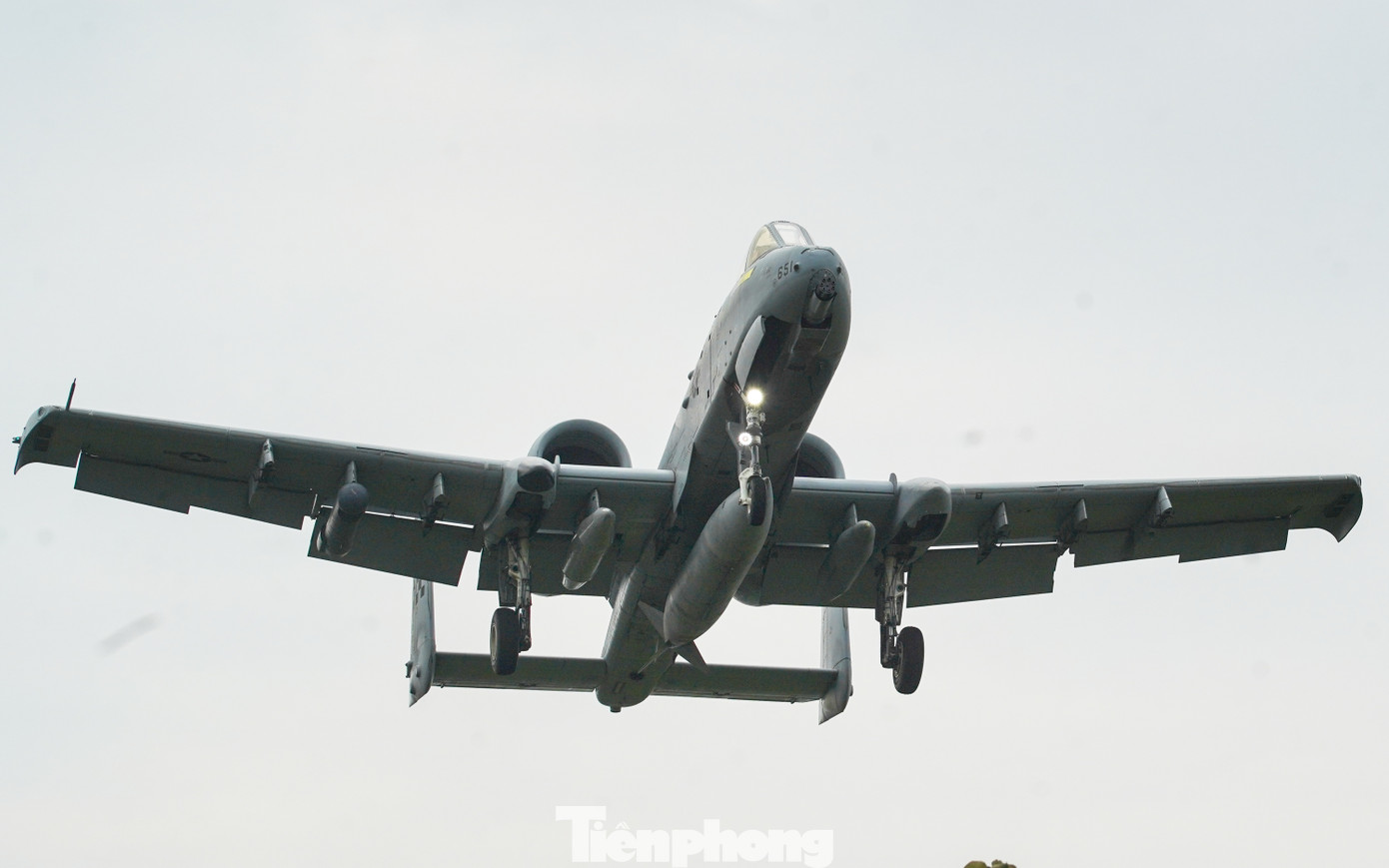 A-10 có 11 giá treo vũ khí với trọng tải lên đến 7,3 tấn. Điều này giúp máy bay có thể mang theo nhiều loại tên lửa bao gồm tên lửa không đối đất AGM Maverick hay hỏa tiễn tầm nhiệt AIM-9 Sidewinder. Máy bay này được sử dụng với nhiệm vụ chi viện cho lực lượng bộ binh bằng cách tấn công xe tăng, xe bọc thép và các mục tiêu mặt đất khác.