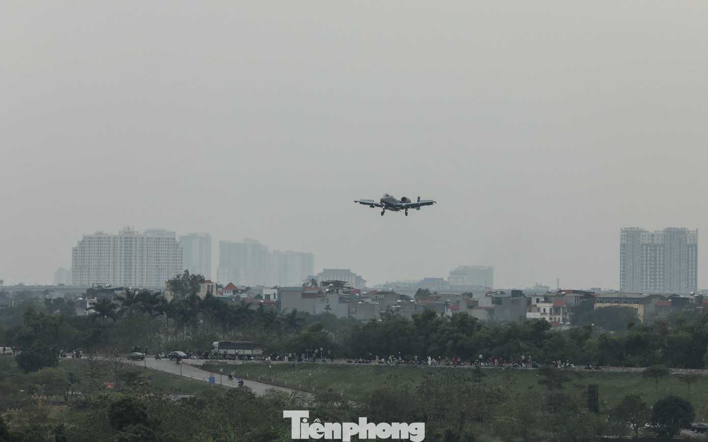 Khoảng 11h50, chiếc cường kích A-10 Thunderbolt II đầu tiên xuất hiện trên bầu trời khu vực sân bay Gia Lâm, TP Hà Nội.