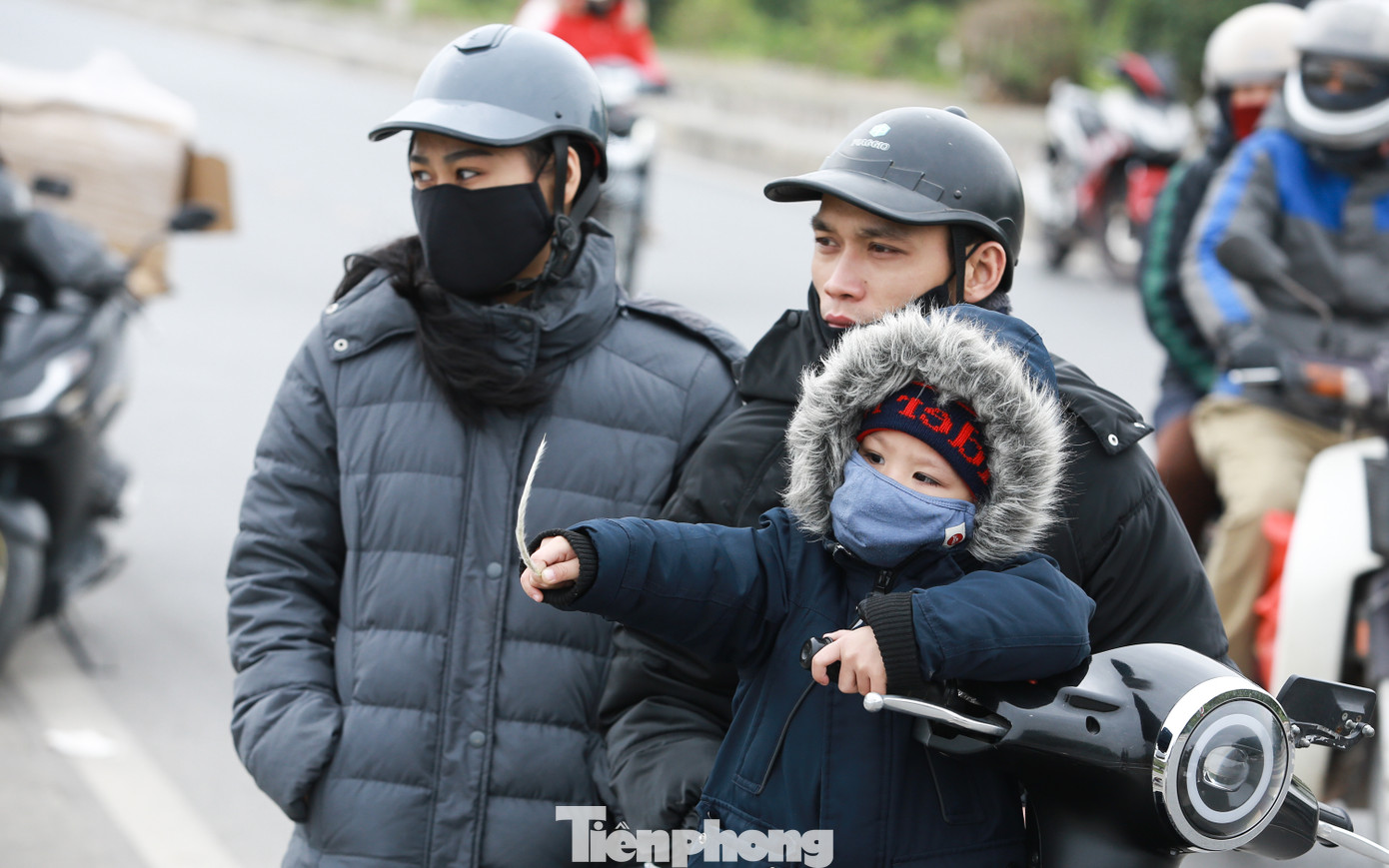 Rất đông người dân tập trung tại triền đê Long Biên (đoạn gần sân bay Long Biên) để xem những chiếc máy bay cường kích A-10 Thunderbolt II hạ cánh.