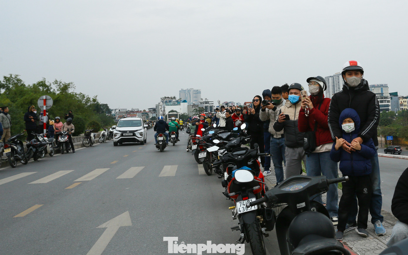 Rất đông người dân tập trung tại triền đê Long Biên (đoạn gần sân bay Long Biên) để xem những chiếc máy bay cường kích A-10 Thunderbolt II hạ cánh.