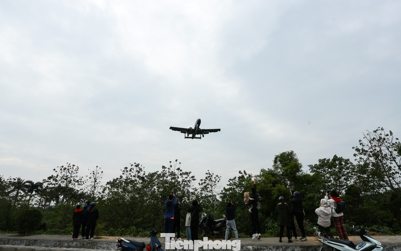 Ít phút sau, chiếc cường kích A-10 Thunderbolt II thứ hai xuất hiện trước khi hạ cánh xuống sân bay Gia Lâm.