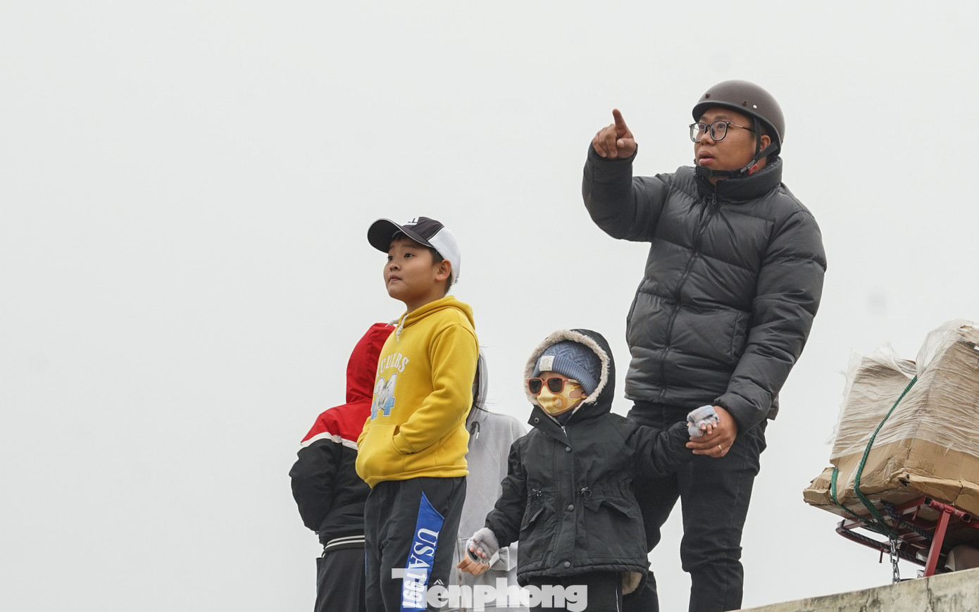 Rất đông người dân tập trung tại triền đê Long Biên (đoạn gần sân bay Long Biên) để xem những chiếc máy bay cường kích A-10 Thunderbolt II hạ cánh.