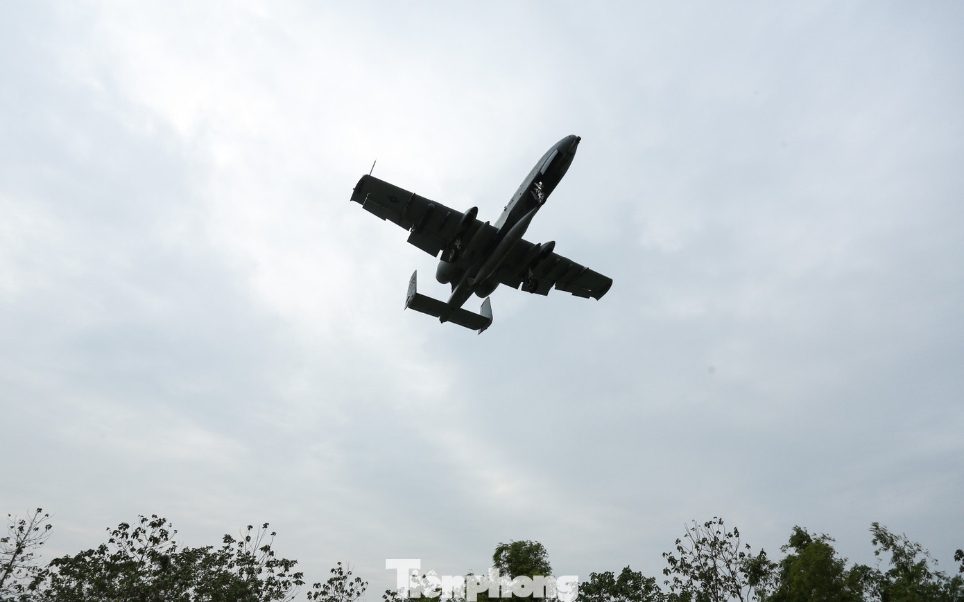 Cường kích A-10 có chiều dài 16,26m; chiều cao 4,47m, sải cánh 17,53m. Thiết kế cánh thẳng và lớn giúp A-10 Thunderbolt II linh hoạt khi bay ở độ cao 300-2.500m.