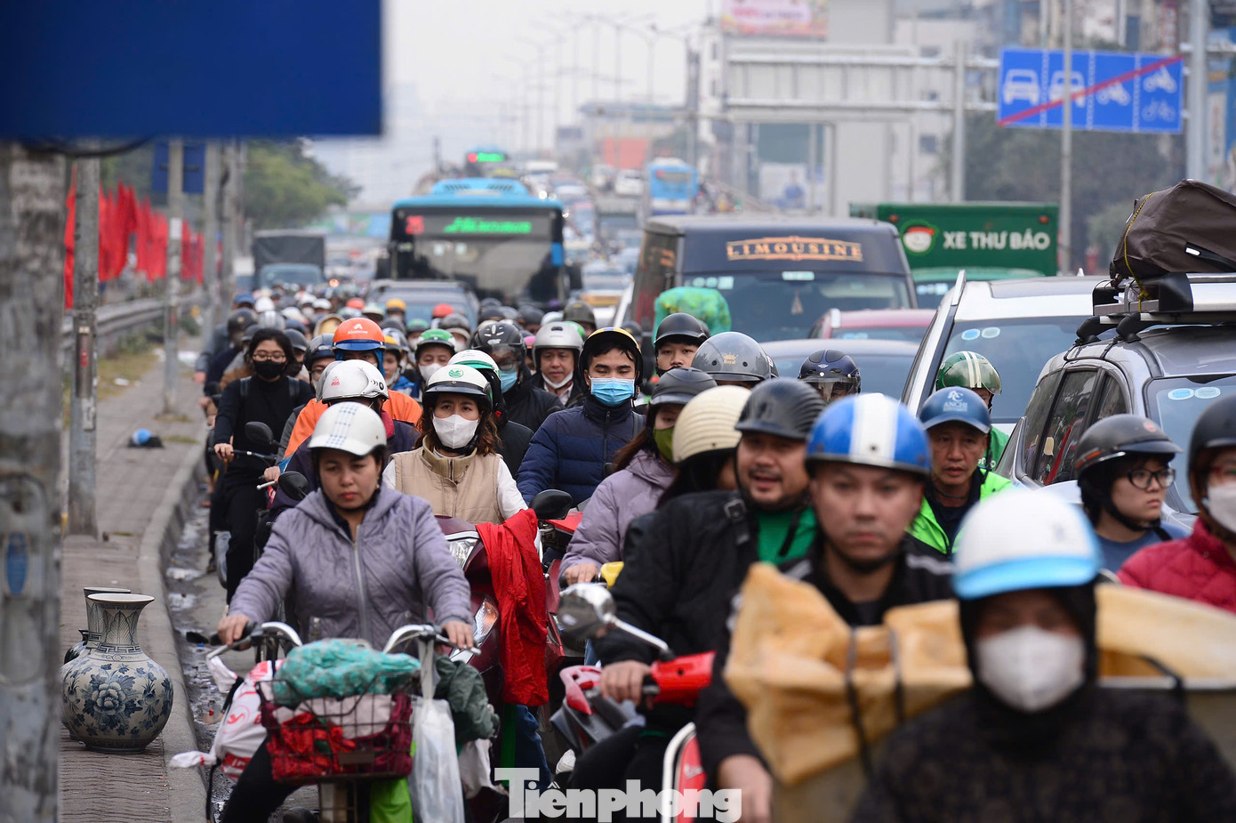 Hôm nay và ngày mai là cao điểm người dân về quê nên dự báo nhiều tuyến đường gặp tình trạng đông đúc, dễ xảy ra ùn tắc do lưu lượng giao thông lớn. Hôm nay và ngày mai là cao điểm người dân về quê nên dự báo nhiều tuyến đường gặp tình trạng đông đúc, dễ xảy ra ùn tắc do lưu lượng giao thông lớn.