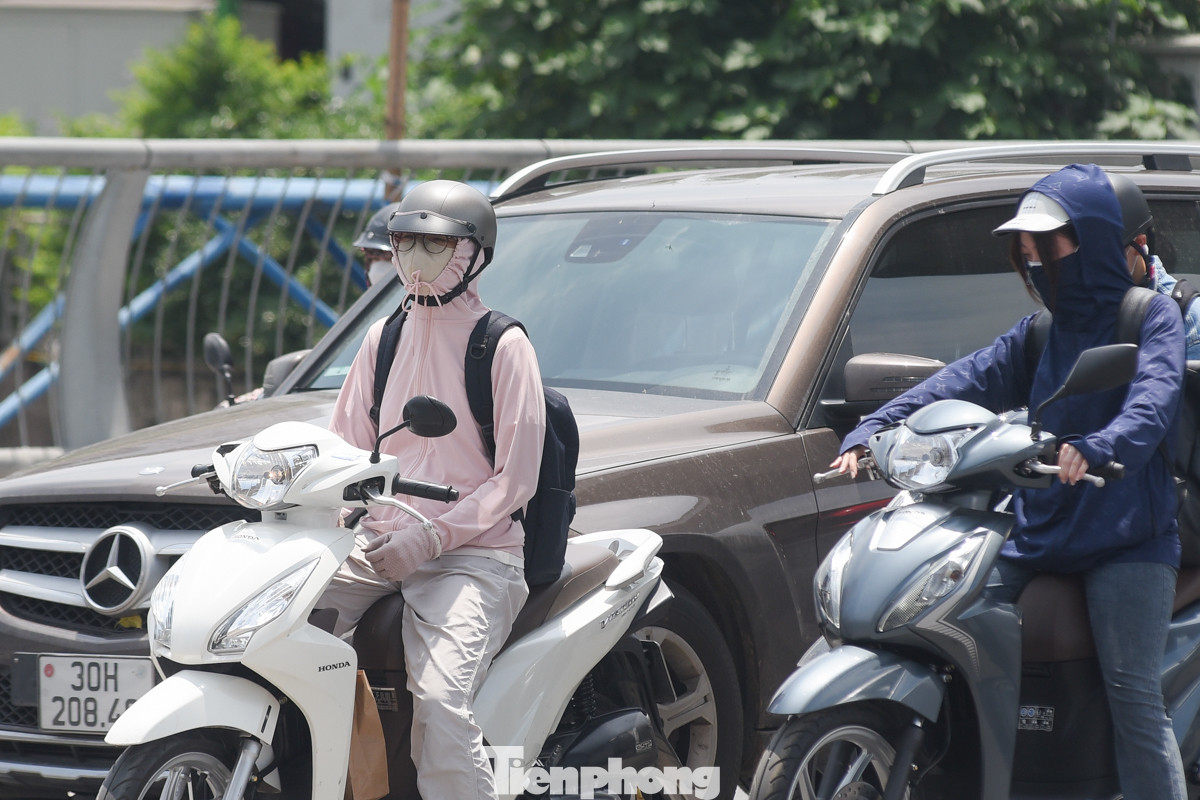 Người dân khi ra đường đều phải mặc áo chống nắng, che kín mít từ đầu đến chân.