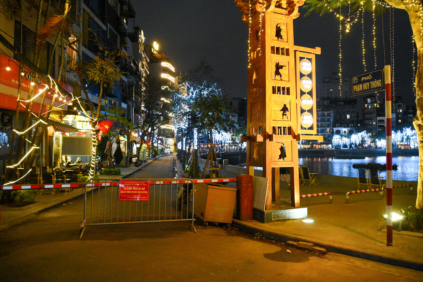 Khung cảnh tương tự cũng diễn ra tại phố đi bộ hồ Ngọc Khánh. Tuyến phố này, với tổng mức đầu tư gần 30 tỷ đồng, đi vào hoạt động từ tháng 10/2024. Tuy nhiên, từ khi mở cửa, nơi đây thường xuyên vắng vẻ, ít khách lui tới. Khung cảnh tương tự cũng diễn ra tại phố đi bộ hồ Ngọc Khánh. Tuyến phố này, với tổng mức đầu tư gần 30 tỷ đồng, đi vào hoạt động từ tháng 10/2024. Tuy nhiên, từ khi mở cửa, nơi đây thường xuyên vắng vẻ, ít khách lui tới.