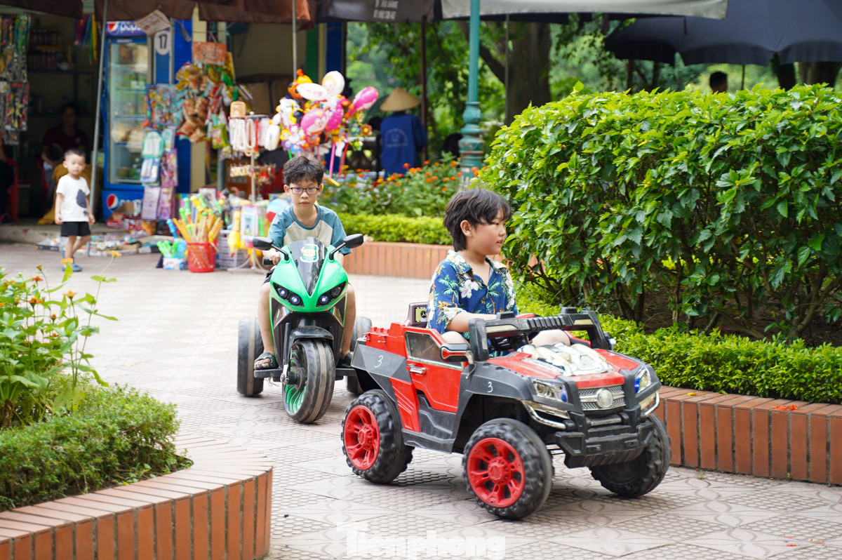 Bên cạnh việc tìm hiểu các loài động vật, các em nhỏ còn được phụ huynh cho trải nghiệm nhiều trò chơi ngoài trời.