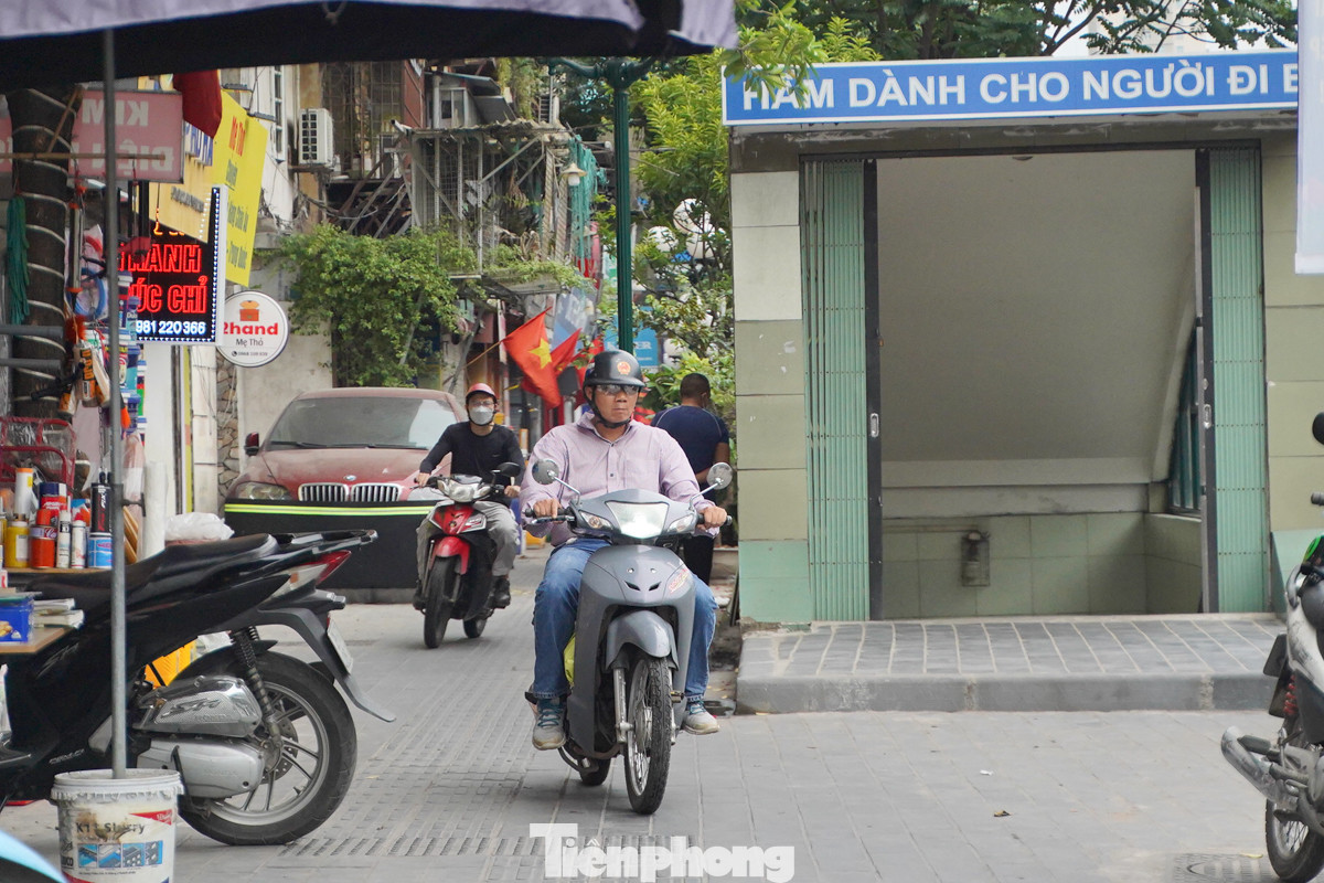 Nhiều chủ phương tiện phải leo lên vỉa hè để mong &quot;thoát tắc&quot;.