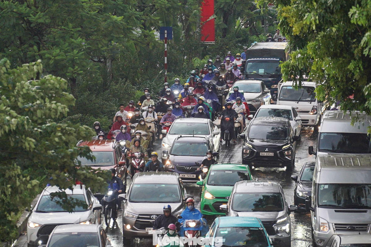 Tại đường Láng thời điểm 17h30.