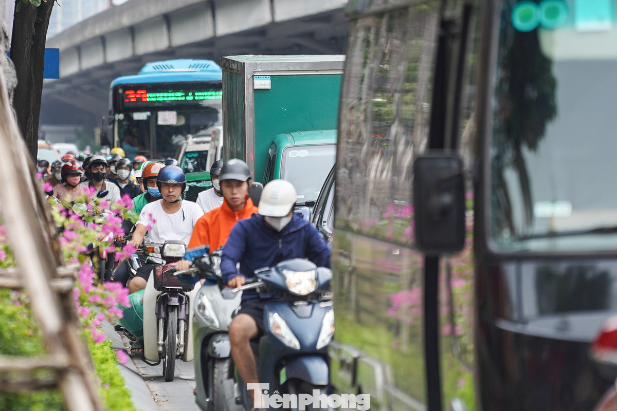 &quot;Không thể tin được, gần giờ nghỉ trưa rồi mà đường vẫn rất đông xe cộ&quot;, anh Lê Văn Minh (quận Thanh Xuân) chia sẻ.