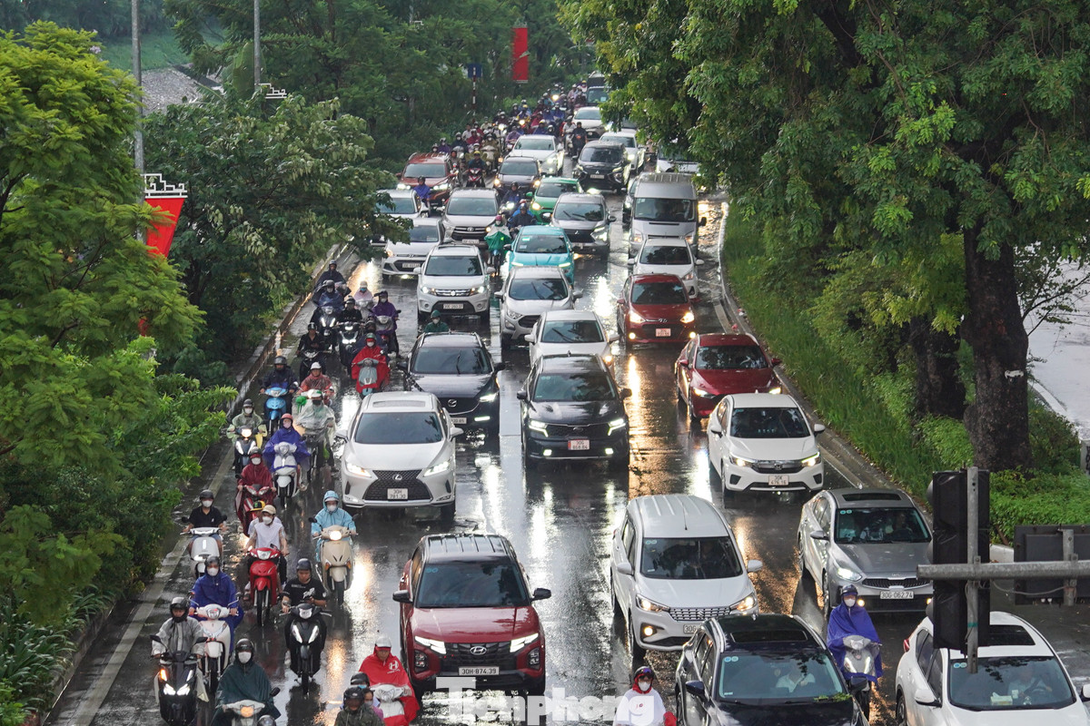 Tại đường Láng thời điểm 17h30.