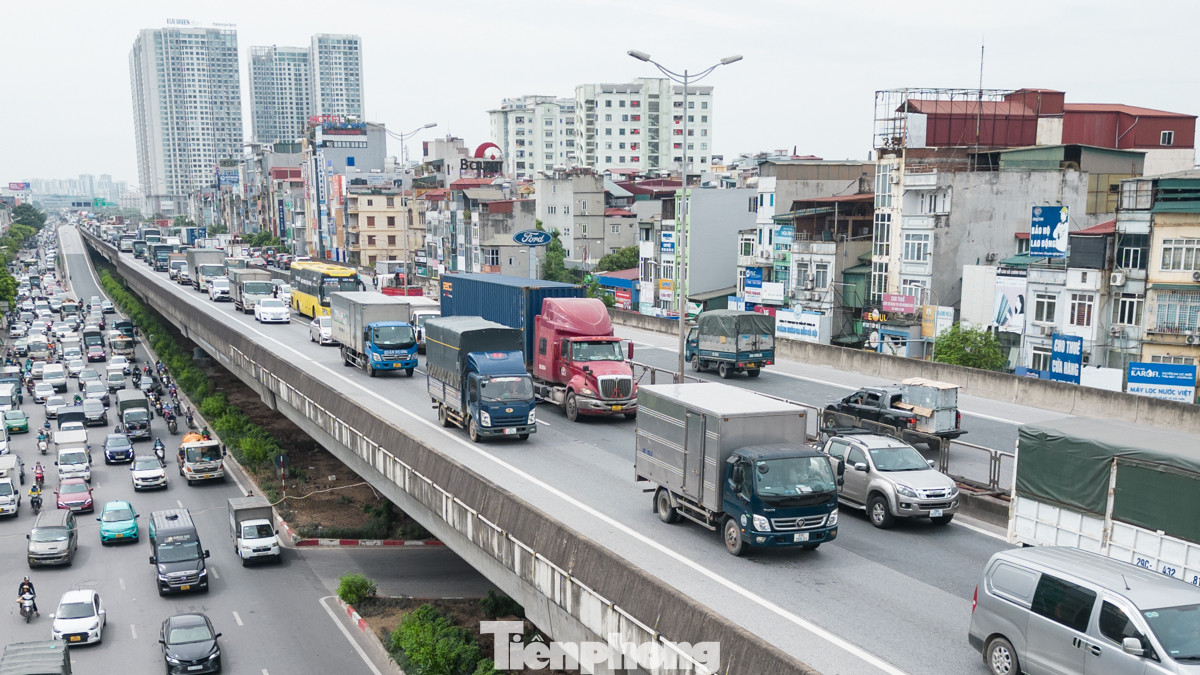 Phía trên Vành đai 3 đông nghẹt các phương tiện, xe ô tô nhích từng chút một.
