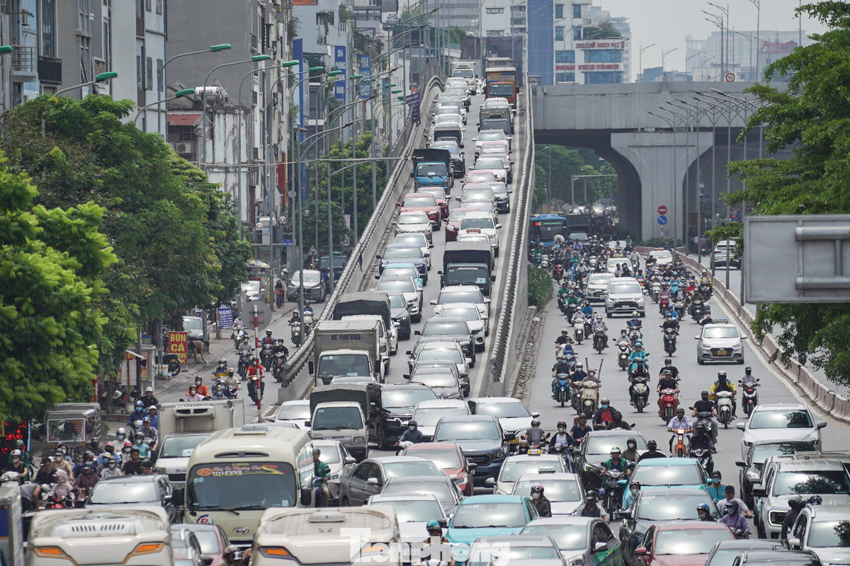 Lúc 10 giờ 30, đường Trường Chinh ùn tắc nhẹ, lối xuống Vành đai 2 ôtô nhích từng chút một để di chuyển.