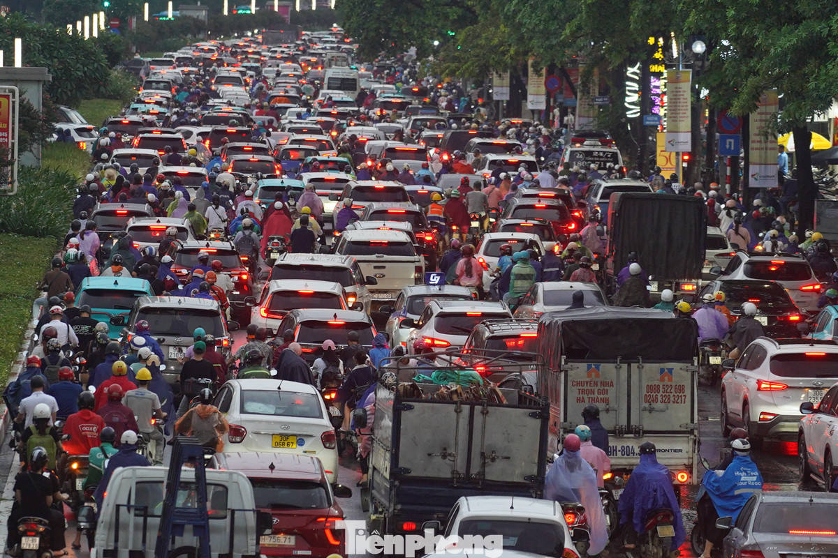 Xe máy và ôtô chen nhau trên đường.