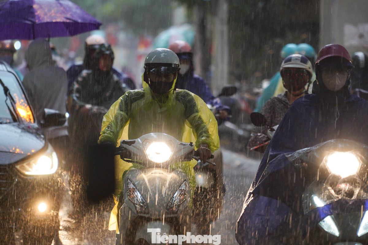 Theo dự báo thời tiết, Hà Nội hôm nay nhiều mây, có mưa, mưa vừa và dông, cục bộ có nơi mưa to. Trong mưa dông có khả năng xảy ra lốc, sét và gió giật mạnh. Nhiệt độ thấp nhất 24-26 độ. Nhiệt độ cao nhất 30-32 độ.