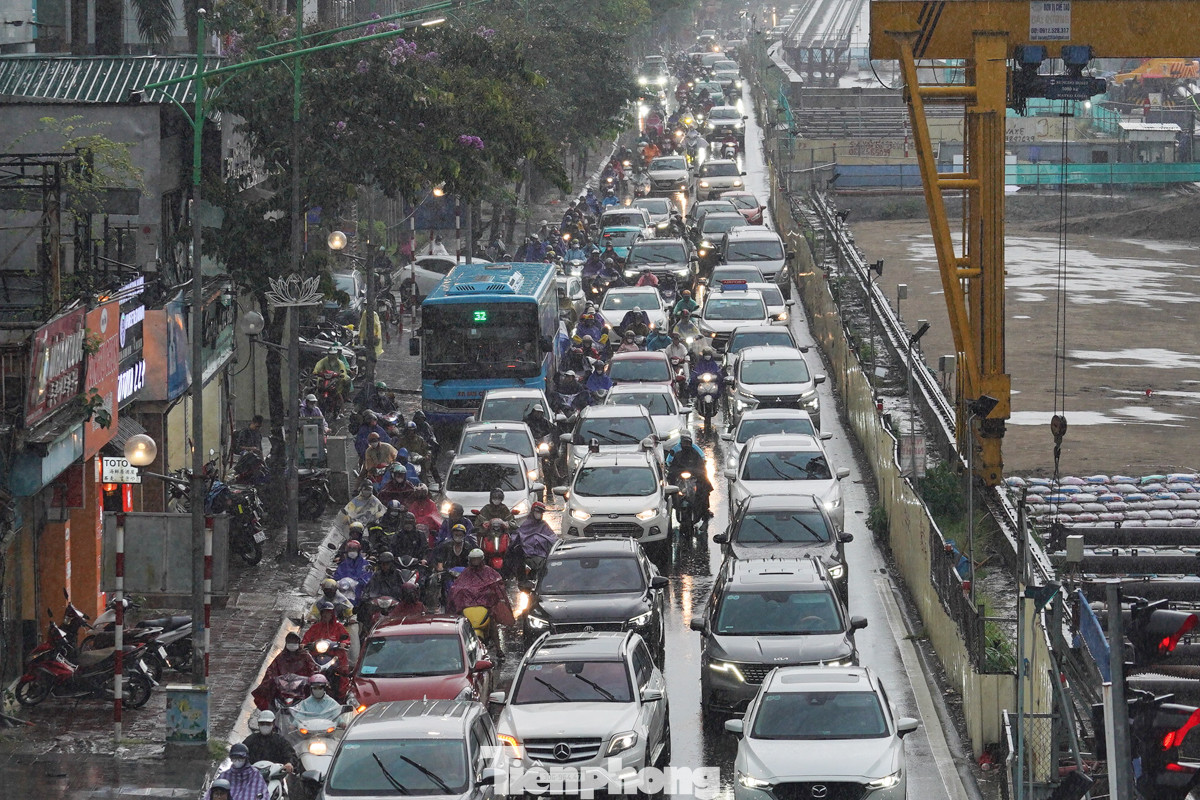 Tại khu vực đường Kim Mã (đoạn đang thi công ga ngầm Nhổn - Hà Nội), lượng phương tiện bị ùn tắc, di chuyển chậm.
