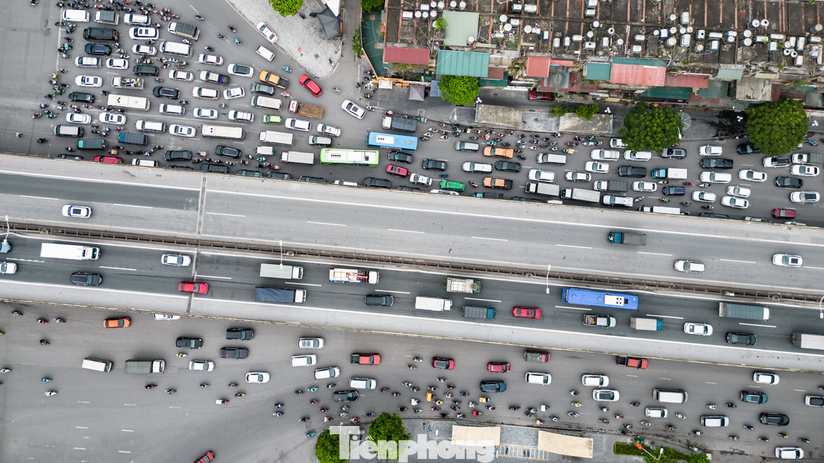 Tắc đường đã trở thành nỗi ám ảnh thường trực của người dân Hà Nội mỗi khi phải di chuyển trên đường, đặc biệt là khi tình trạng ùn tắc kéo dài đến tận giữa trưa.
