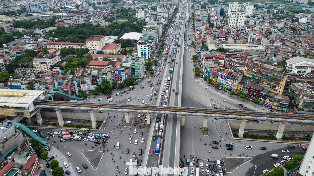 Lúc gần 10 giờ sáng nay (21/8) dù giờ cao điểm đi làm đã qua nhưng theo quan sát, một số tuyến đường tại Hà Nội vẫn tắc cứng, người dân khó khăn di chuyển.