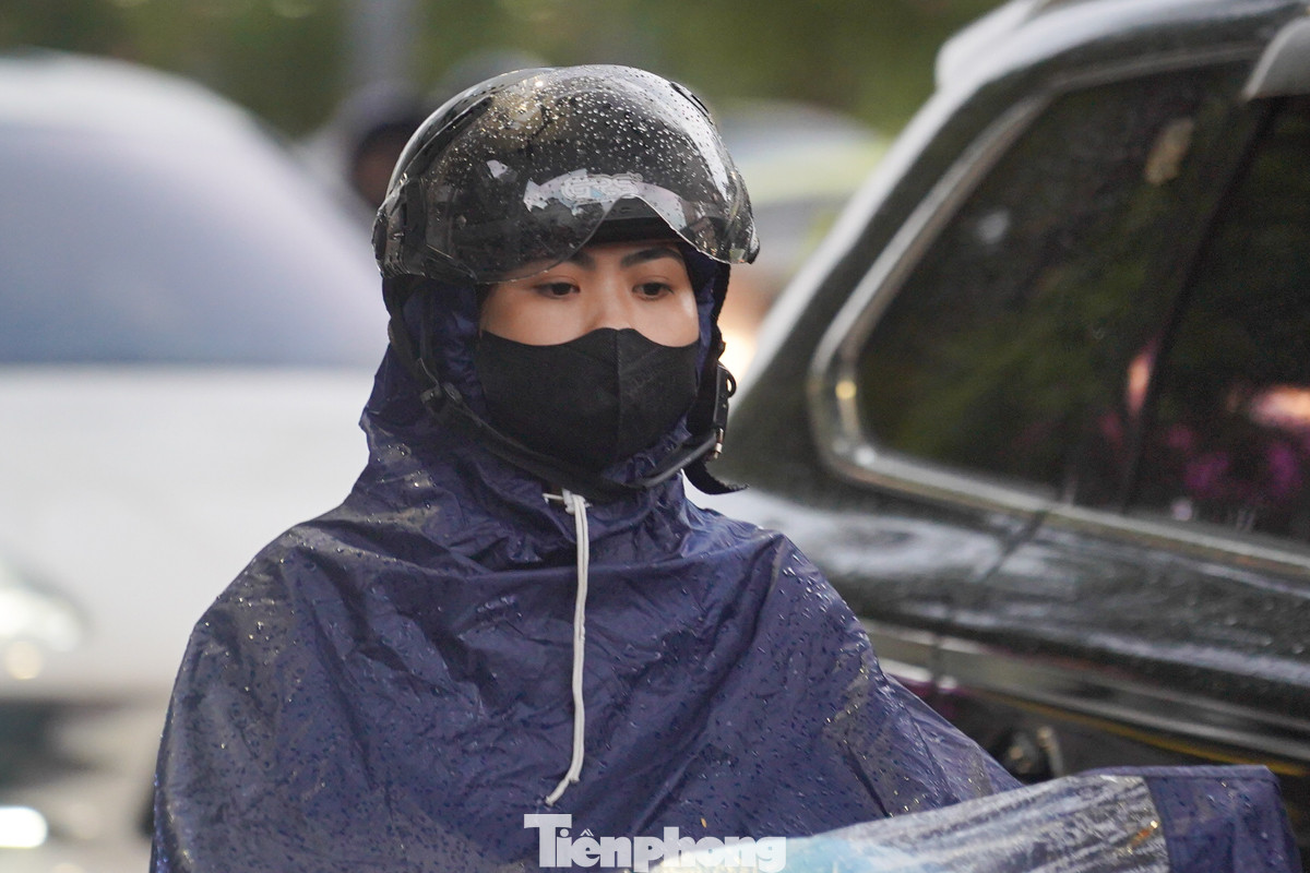 Nhiều người tỏ ra ngán ngẩm trước "combo" tắc đường kèm với mưa.