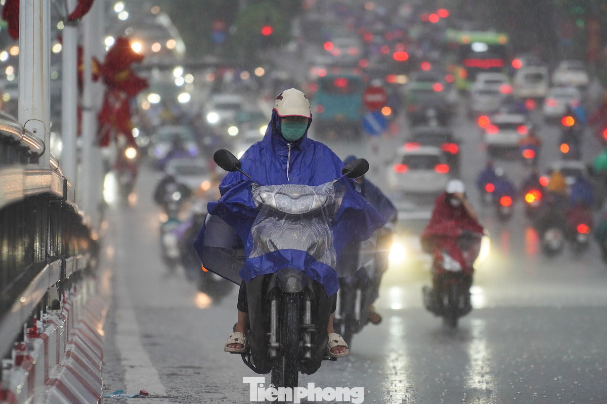 Trung tâm Dự báo khí tượng thủy văn quốc gia dự báo, ngày mai 22/8/2024, thời tiết khu vực Hà Nội đêm và sáng có mưa, mưa vừa và dông, cục bộ có nơi mưa to.