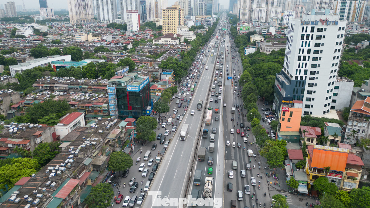 Cách đó không xa, đường Nguyễn Xiển cũng tắc dài thời điểm hơn 10 giờ sáng.