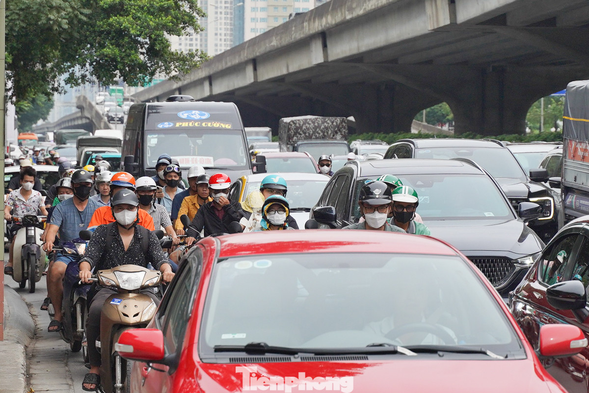 Ô tô và xe máy hoà lẫn vào nhau, nhiều chủ phương tiện lắc đầu ngao ngán vì gần trưa mà đường phố vẫn ùn tắc.