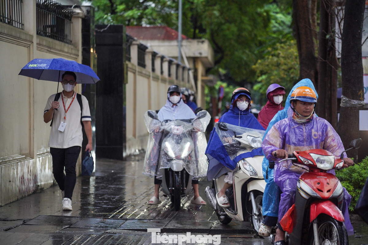 Một số chủ xe mất kiên nhẫn phải leo lên vỉa hè của người đi bộ nhằm mong "thoát tắc".