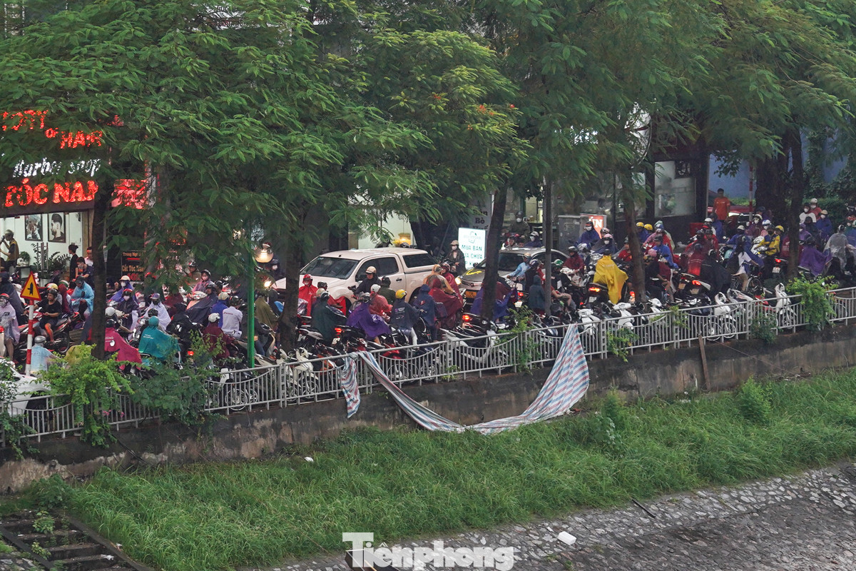 Dọc theo đường Láng, phía đối diện đường Nguyễn Khang cũng ken đặc phương tiện.