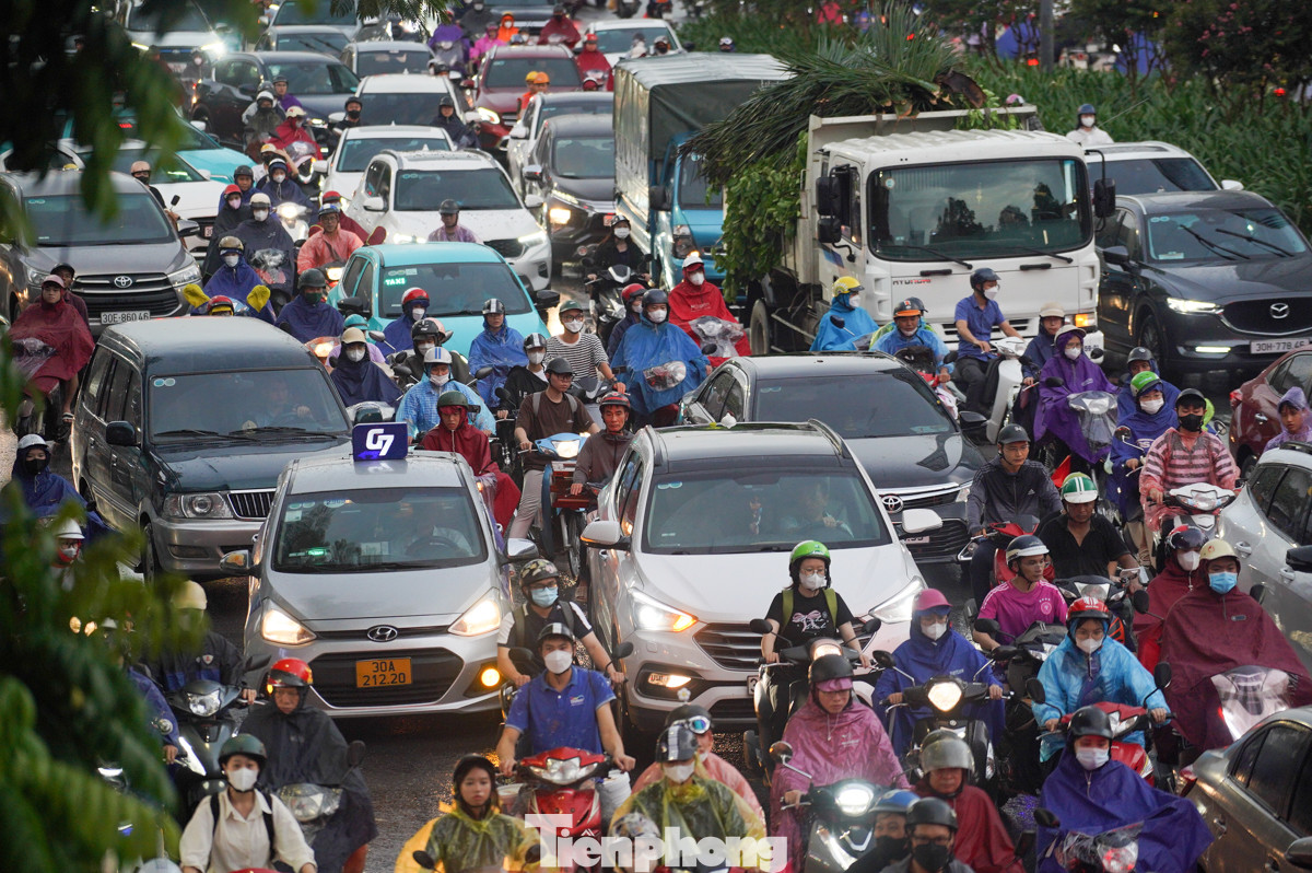 Ghi nhận của PV Tiền Phong, khoảng 17h, cơn mưa lớn đúng vào thời điểm tan tầm khiến nhiều tuyến phố ở Hà Nội như đường Láng, Kim Mã, Nguyễn Chí Thanh, Trần Duy Hưng... ùn tắc cục bộ, có nơi tắc dài nhiều giờ.