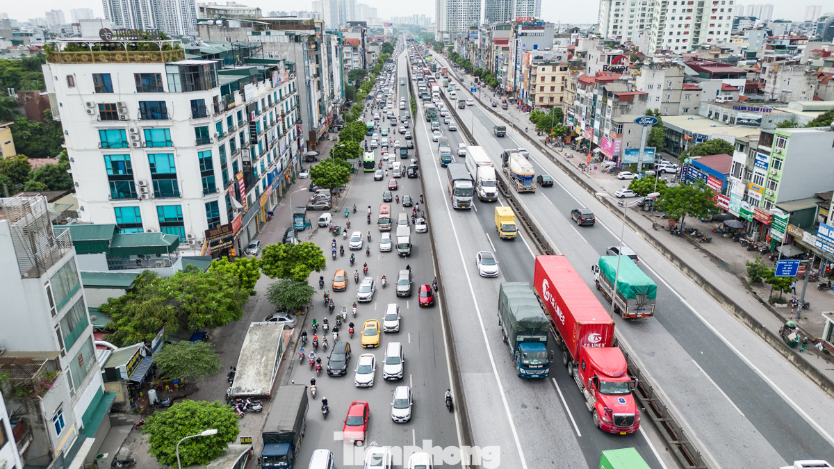 Phía trên Vành đai 3 đông nghẹt các phương tiện, xe ô tô nhích từng chút một.