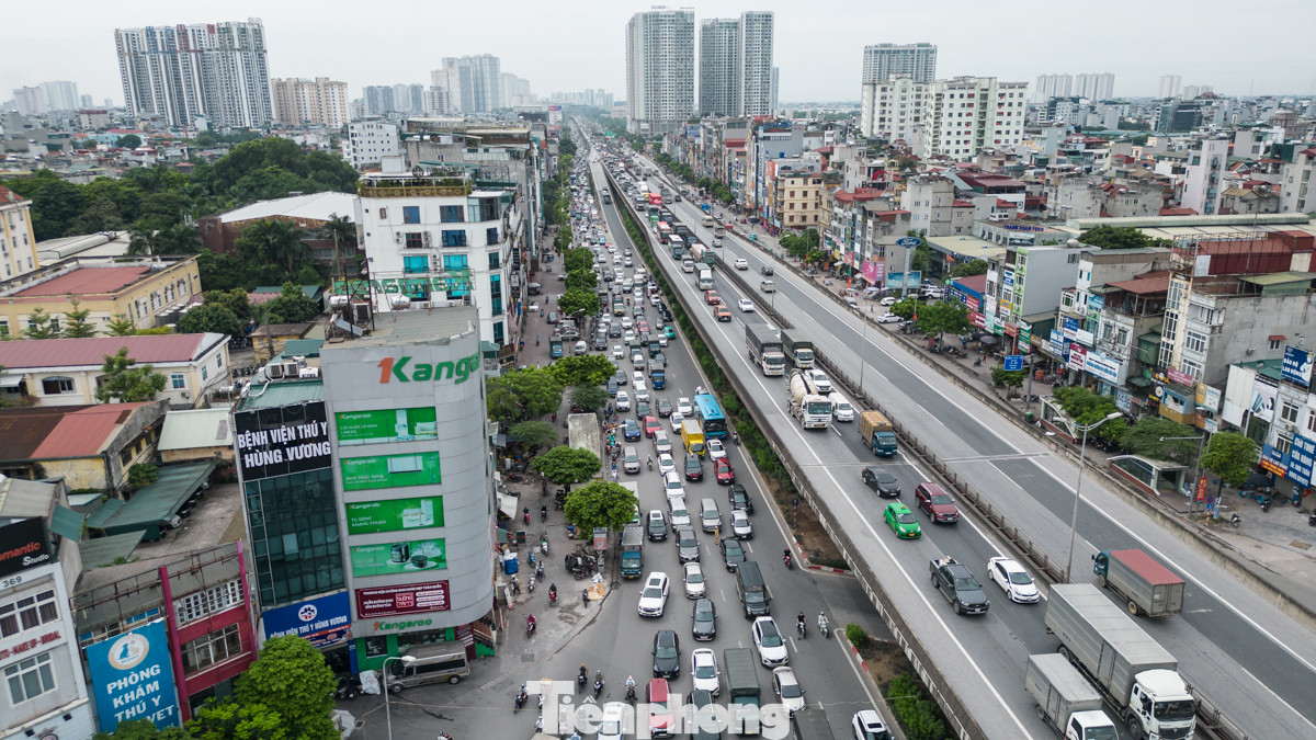 Ghi nhận Tiền Phong, lúc hơn 10 giờ tại đường Khuất Duy Tiến là khung cảnh hàng trăm phương tiện di chuyển chậm nối đuôi nhau.