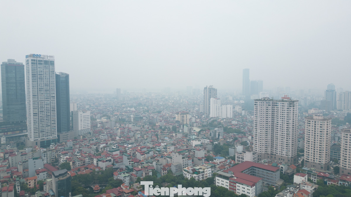 Từ sáng sớm đến giữa trưa 15/6, thủ đô Hà Nội bị lớp sương mù dày đặc bao phủ, tầm nhìn hạn chế, các tòa nhà, chung cư cao tầng đều bị che khuất bởi màu trắng đục.