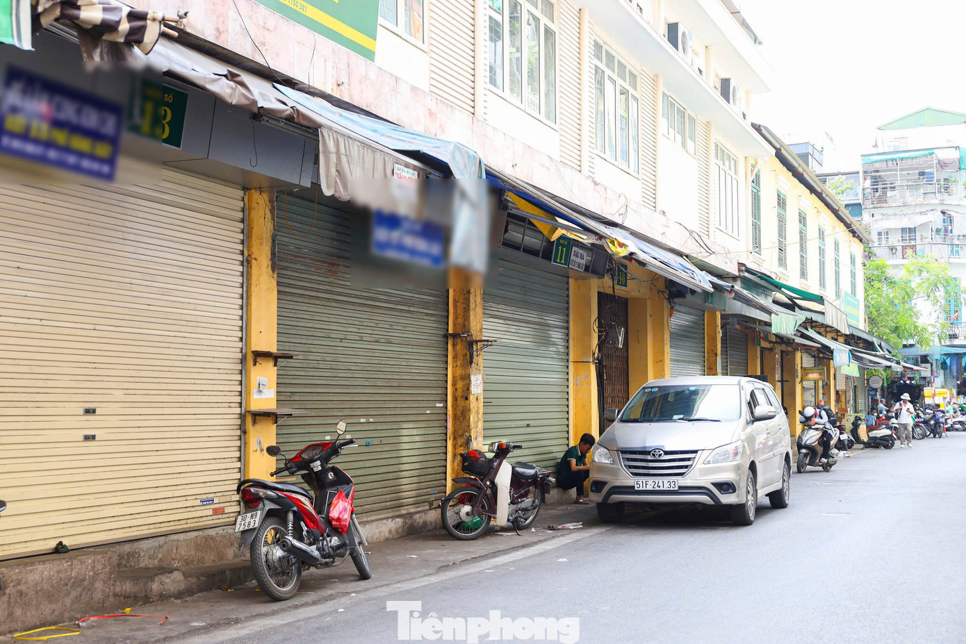 Phố Hàng Giầy, nơi nổi tiếng với các cửa hàng bán đủ loại bánh kẹo cũng "cửa đóng then cài".