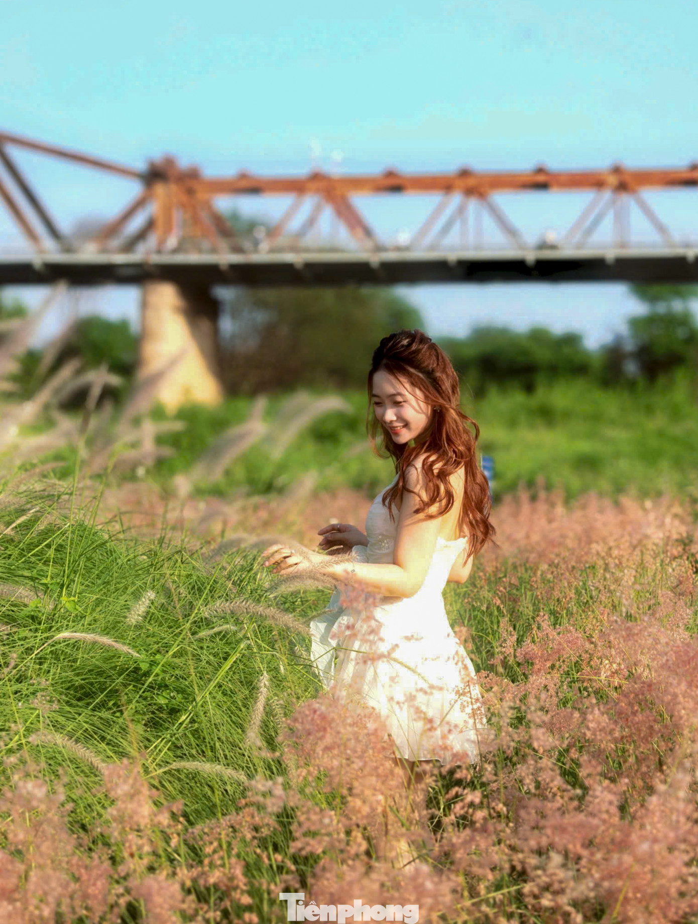 "Tôi từ Hưng Yên lên đây chụp ảnh với bãi cỏ hồng. Thật sự rất đẹp như lạc vào tiên cảnh", bạn Phương Mai (Văn Lâm, Hưng Yên) chia sẻ.