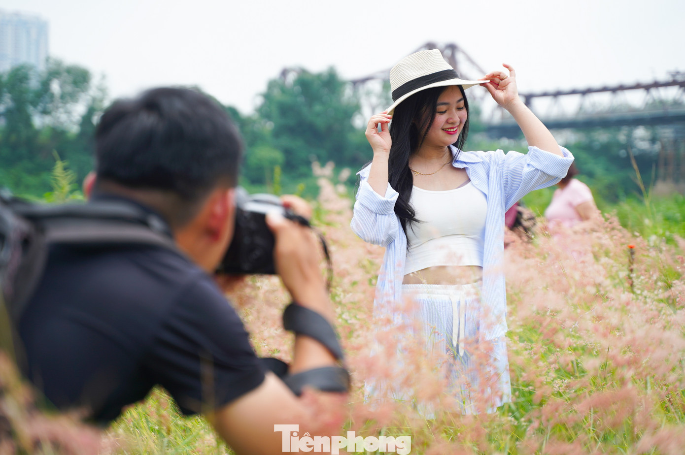 Những ngày qua, bãi cỏ hồng thu hút rất đông người dân đổ về chụp ảnh, lưu lại những khoảnh khắc đẹp giữa khung cảnh thơ mộng.
